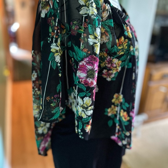 Beautiful blouse .  Size XL - Picture 2 of 7